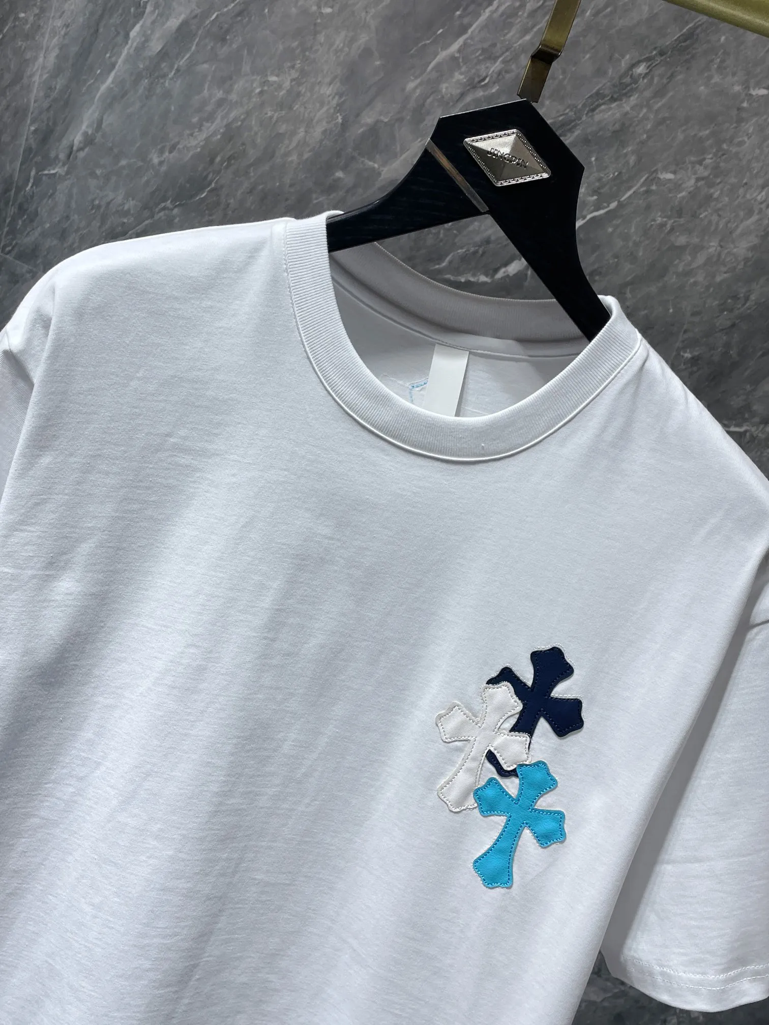P164 New Chrome Hearts 25ss for summer. High gram weight, environmentally friendly and high-quality top-grade fabric. 260g~270g Chrome Hearts Heavy Industry color leather cross contrasting short sleeves. Counter synchronization. 1:1 replica version. Recommended color: white black. Size: S, M, L, XL.